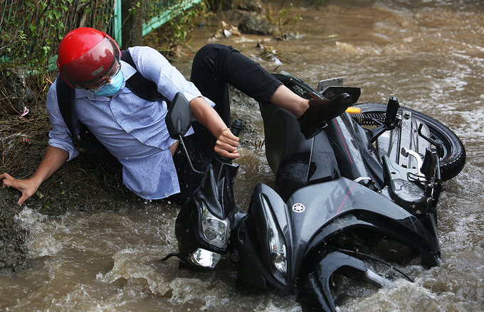 Ngập úng ở Hà Nội khiến nhân viên T-service ngã chỏng vó trên đường đi làm